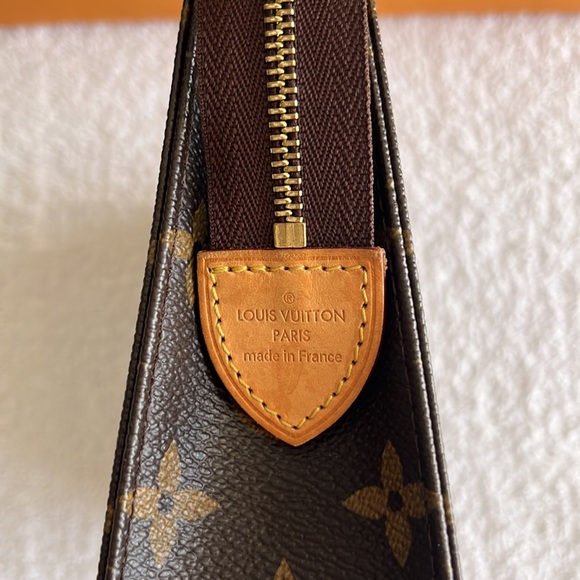 Louis Vuitton Monogram Toiletry 19 Pouch - Picture 11 of 15